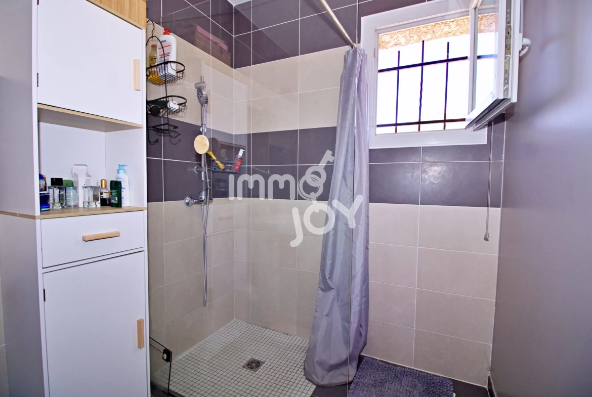 Villa T4 avec garage, jardin privé et équipements modernes à Saint-Nazaire-d'Aude 