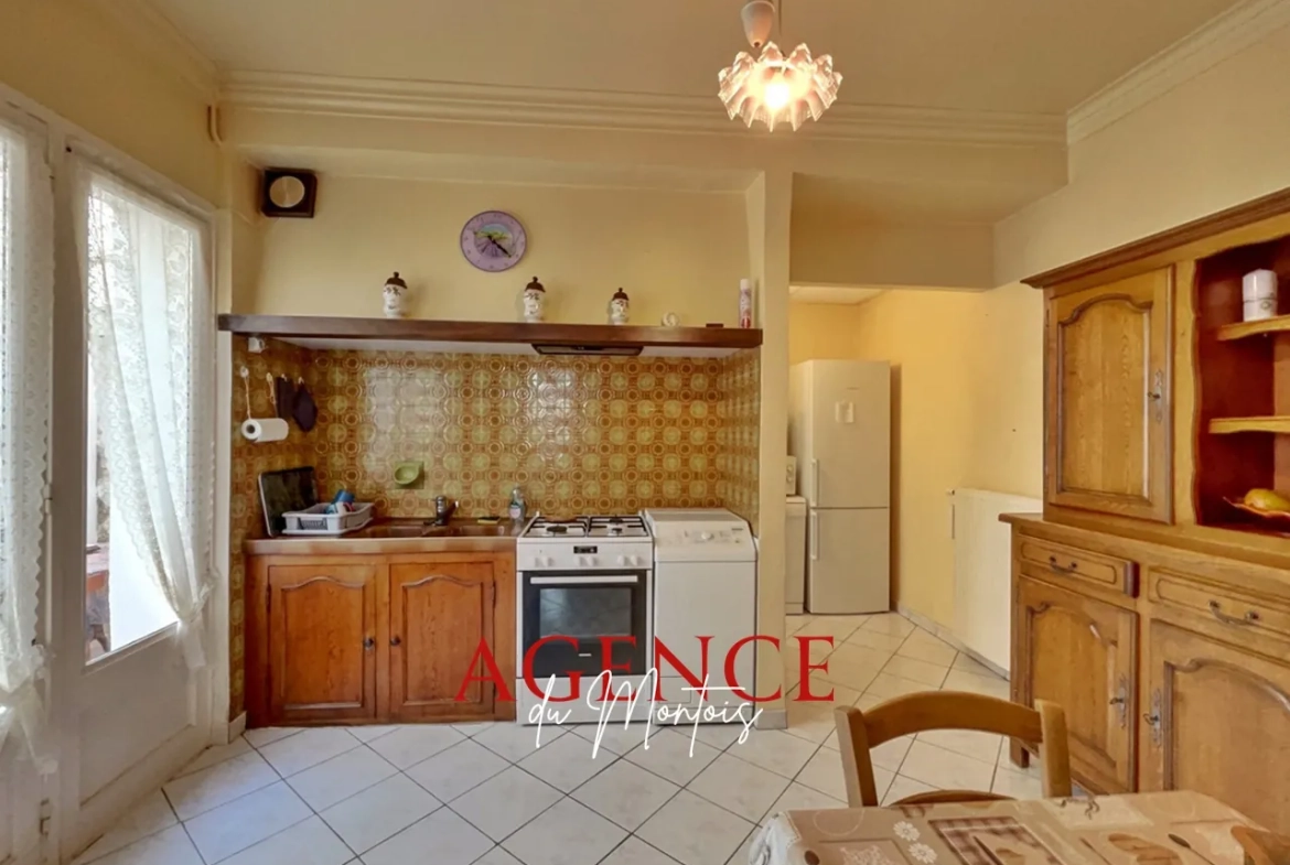 Maison de ville à Bray-sur-Seine avec 4 chambres, garage et cour intérieure 