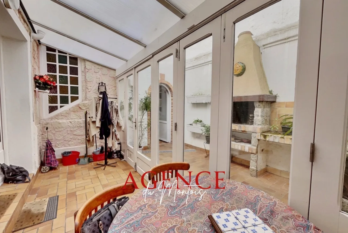 Maison de ville à Bray-sur-Seine avec 4 chambres, garage et cour intérieure 