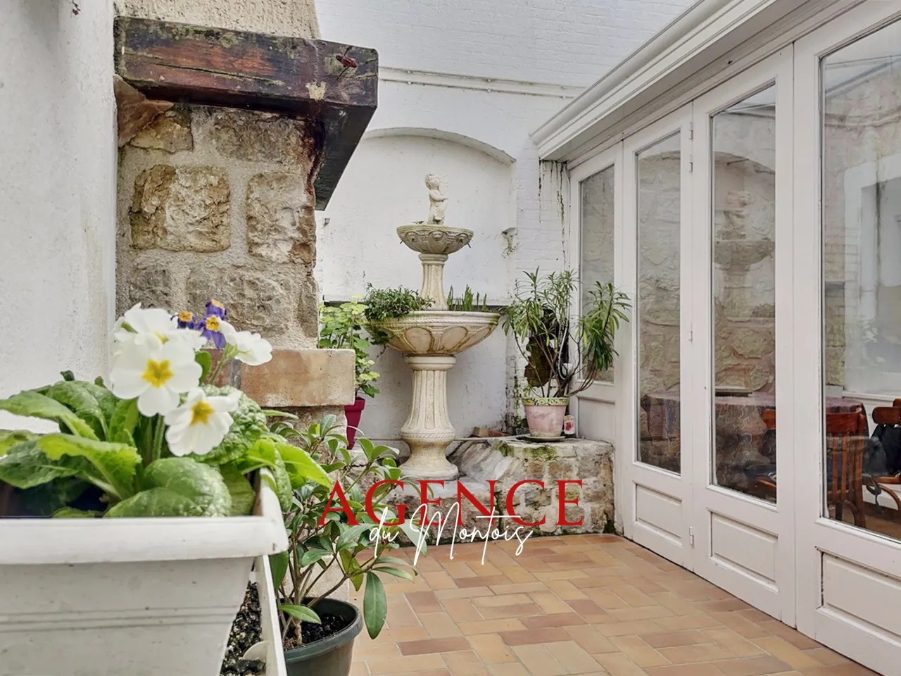 Maison de ville à Bray-sur-Seine avec 4 chambres, garage et cour intérieure 