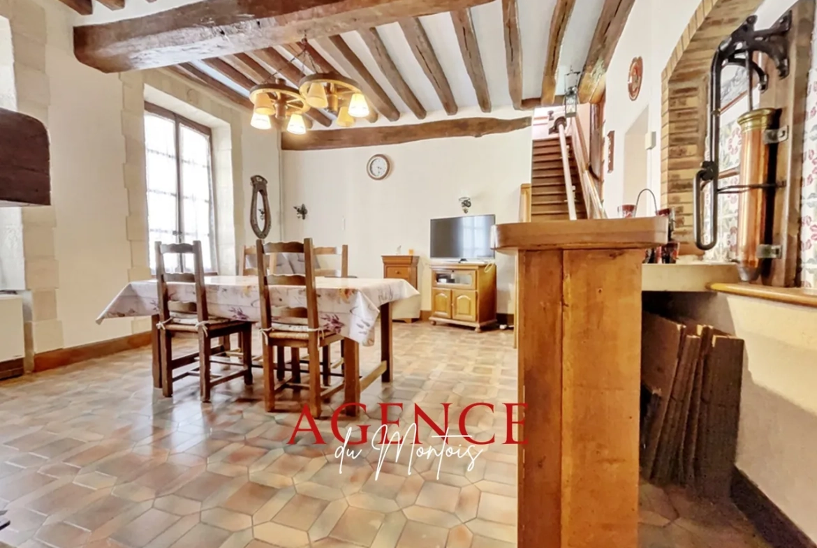 Maison de ville à Bray-sur-Seine avec 4 chambres, garage et cour intérieure 