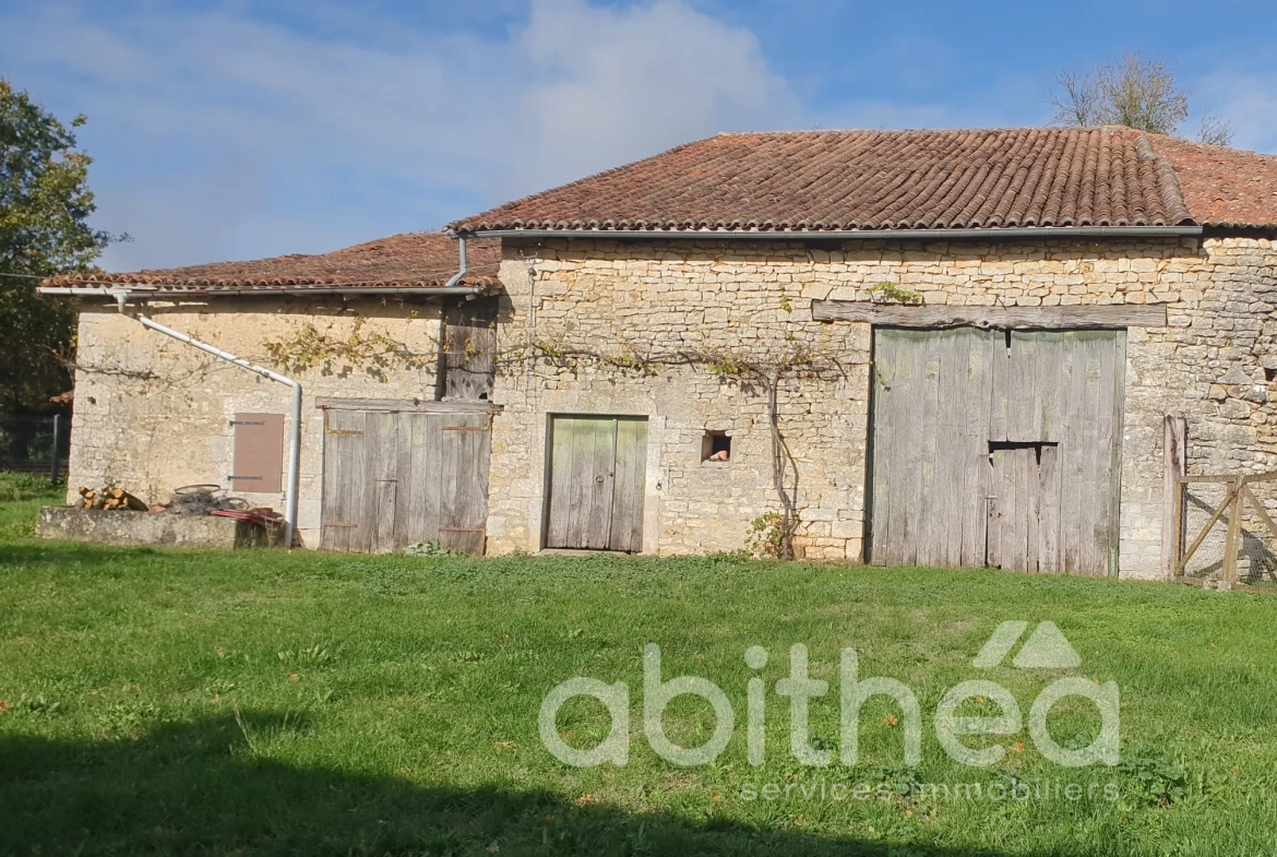 Corps de ferme avec dépendances à Cellefrouin, proche Chasseneuil 