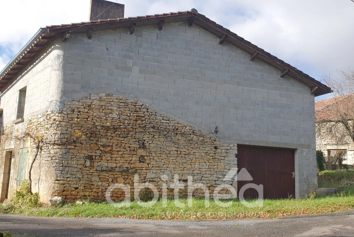 Corps de ferme avec dépendances à Cellefrouin, proche Chasseneuil 