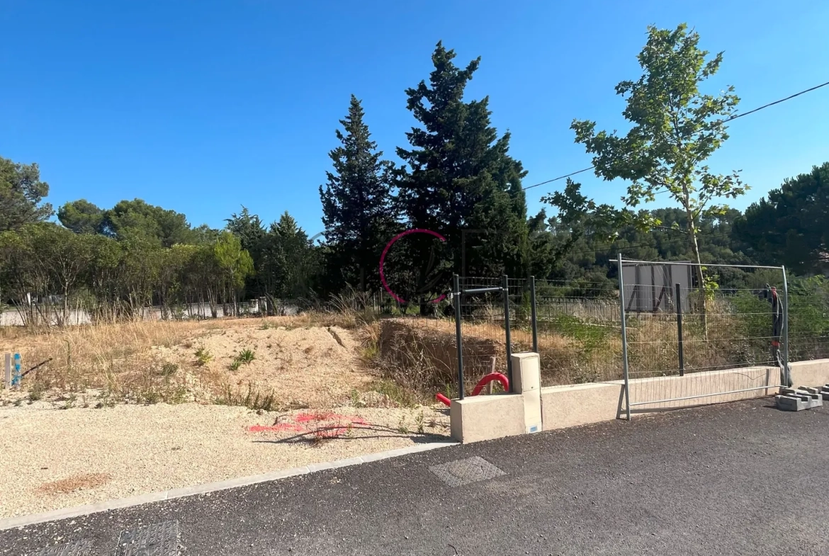 Terrain à bâtir de 345 m² à Lambesc en lotissement verdoyant, exposé sud 
