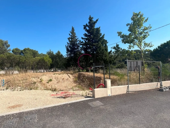 Terrain à bâtir de 345 m² à Lambesc en lotissement verdoyant, exposé sud