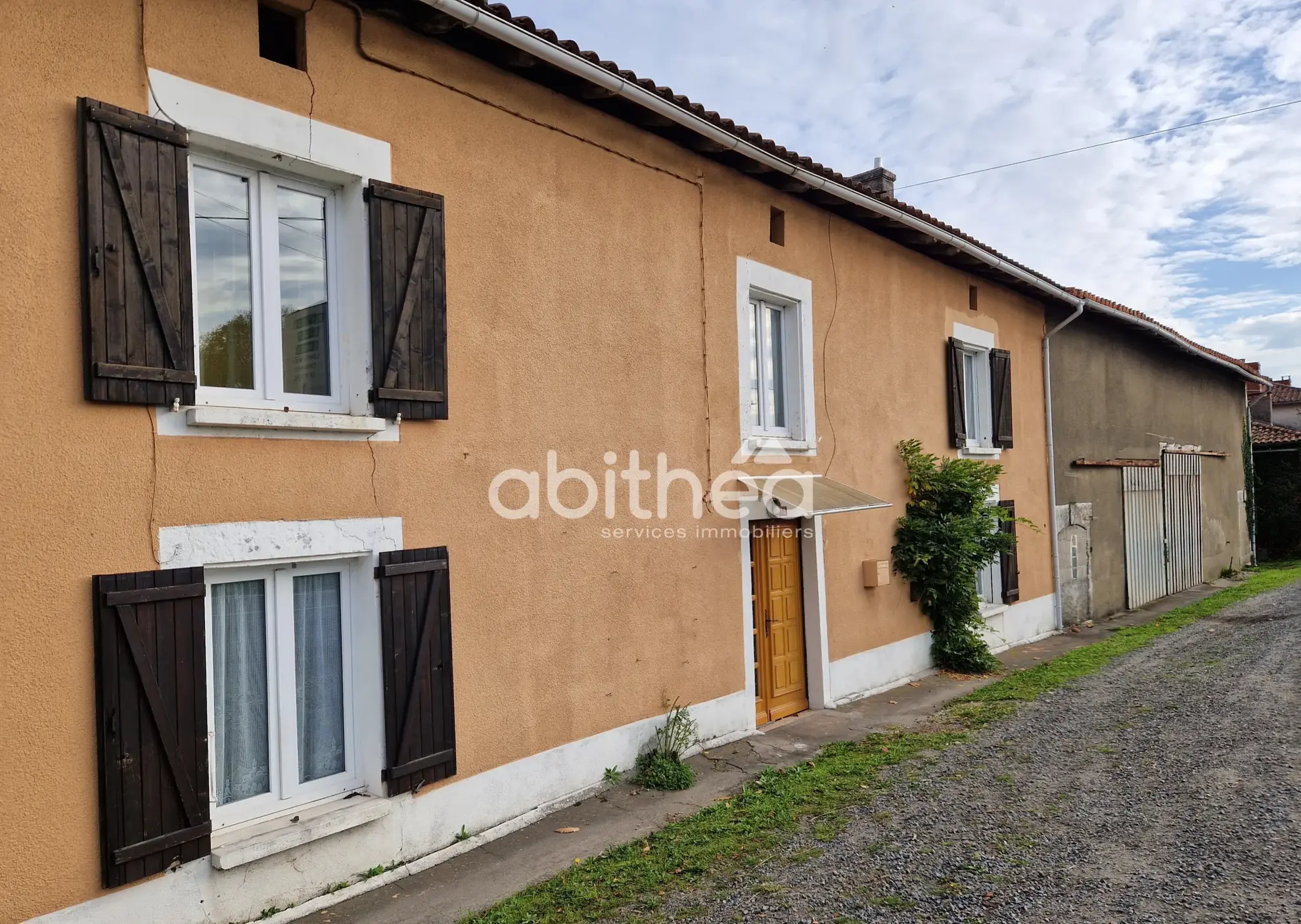 Grande maison d'habitation avec grange à Roumazieres Loubert - 16270 