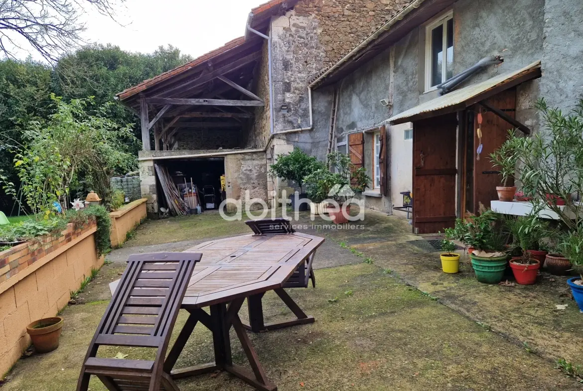 Grande maison d'habitation avec grange à Roumazieres Loubert - 16270 