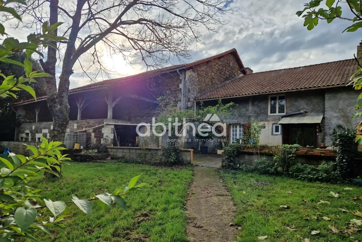 Grande maison d'habitation avec grange à Roumazieres Loubert - 16270 