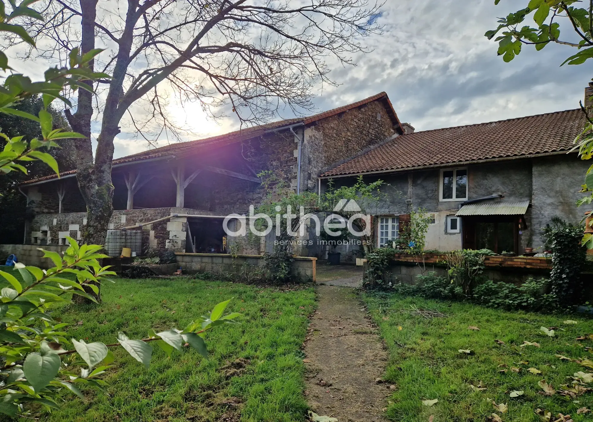 Grande maison d'habitation avec grange à Roumazieres Loubert - 16270 