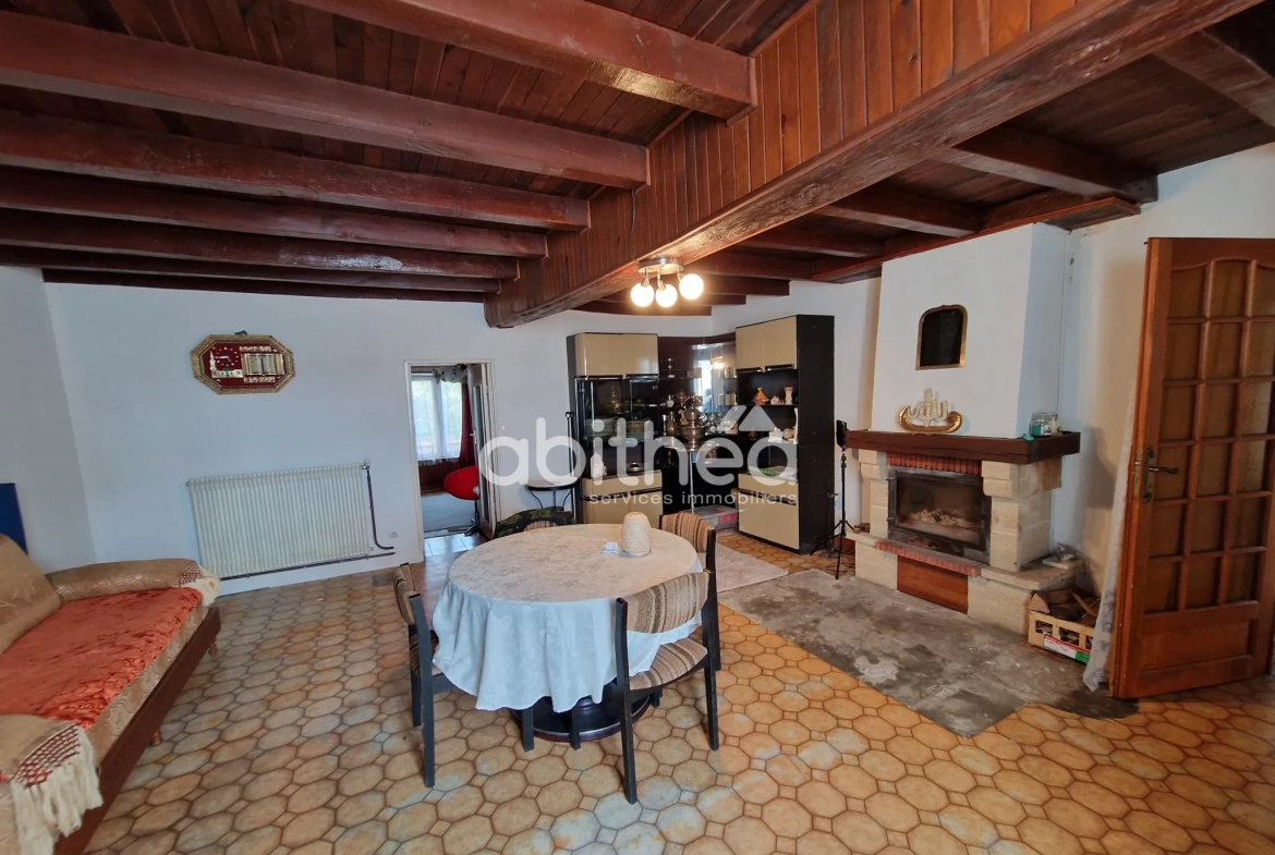 Grande maison d'habitation avec grange à Roumazieres Loubert - 16270 