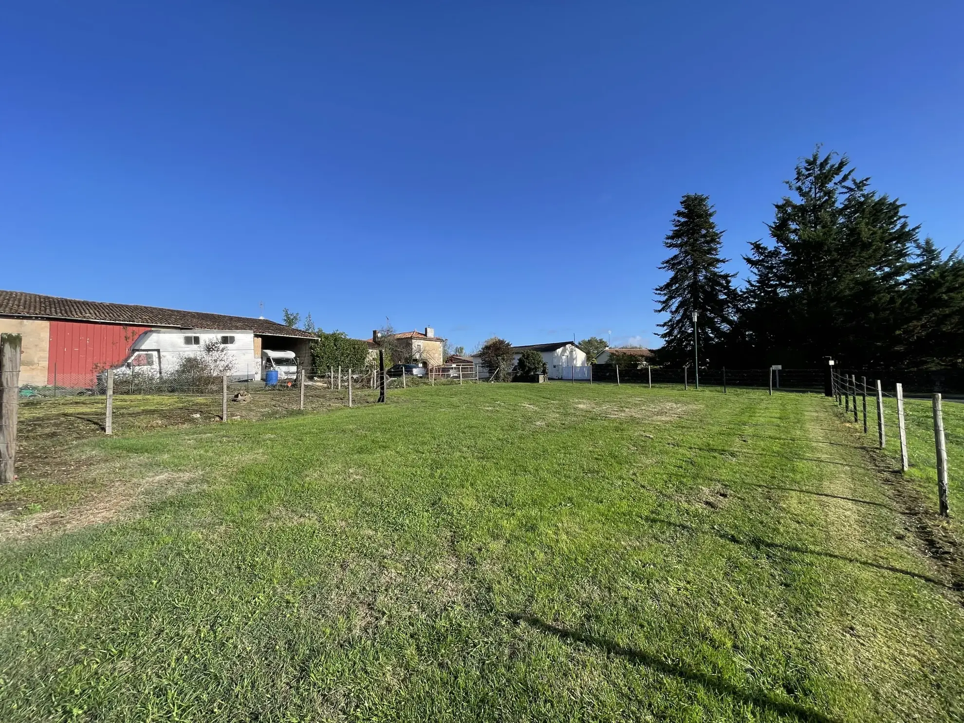 Terrain constructible de 1779 m² avec hangar à Souméras, Montendre 