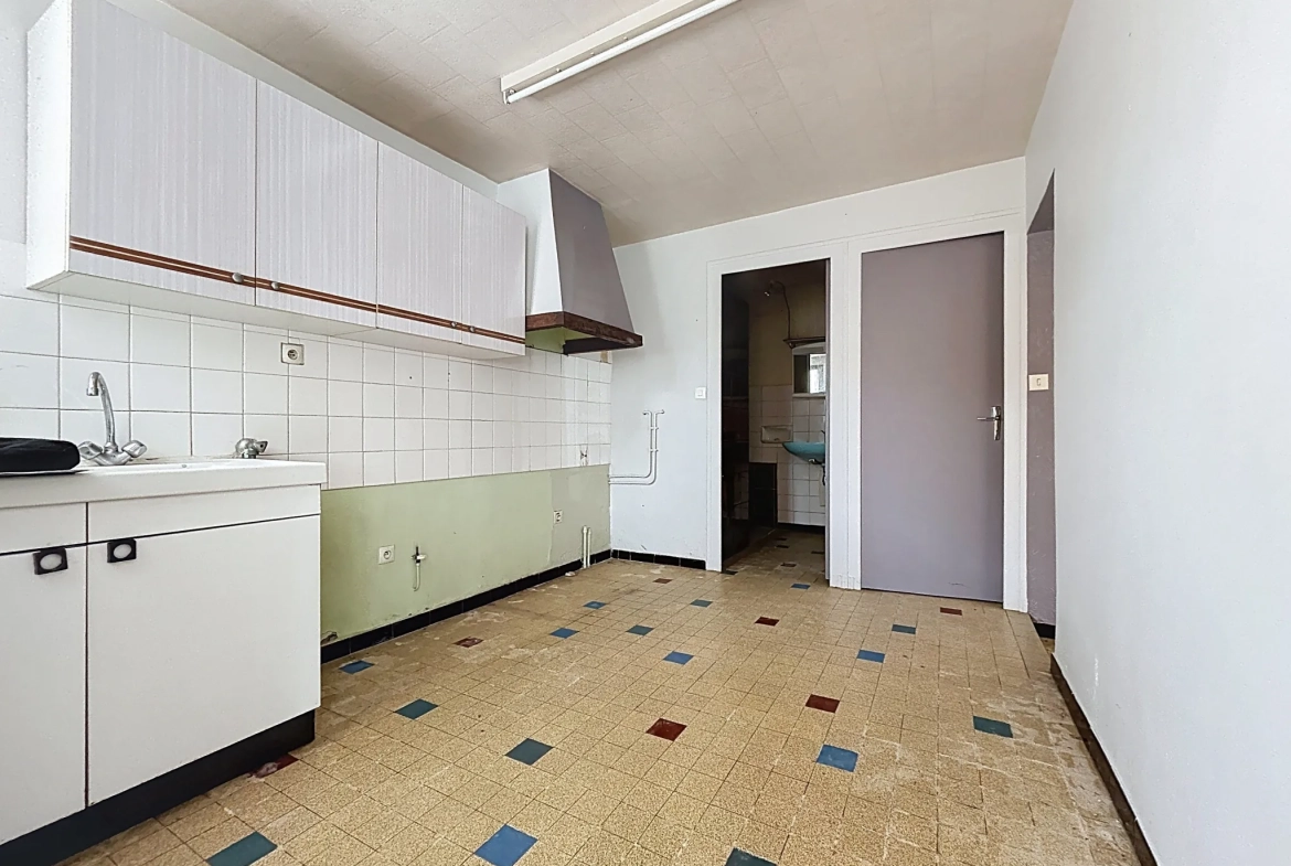 Maison de 155 m2 à rénover à Mogneneins avec généreux potentiel 
