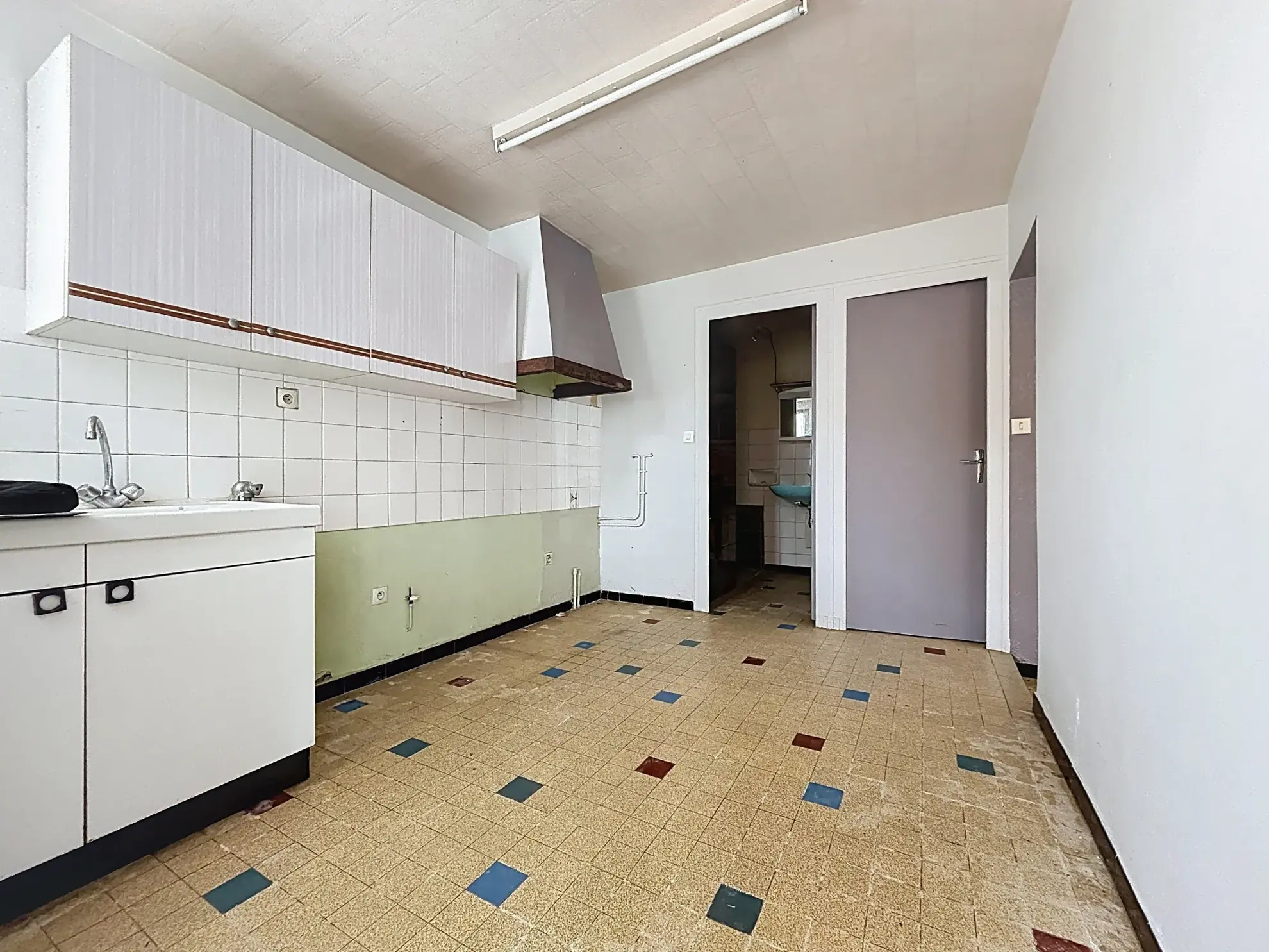 Maison de 155 m2 à rénover à Mogneneins avec généreux potentiel 