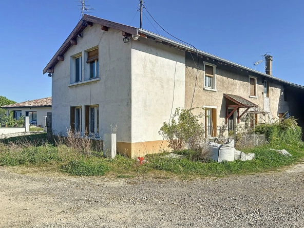 Maison de 155 m2 à rénover à Mogneneins avec généreux potentiel