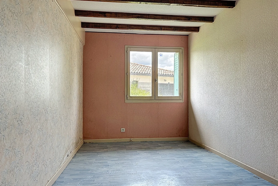 Maison de 155 m2 à rénover à Mogneneins avec généreux potentiel 