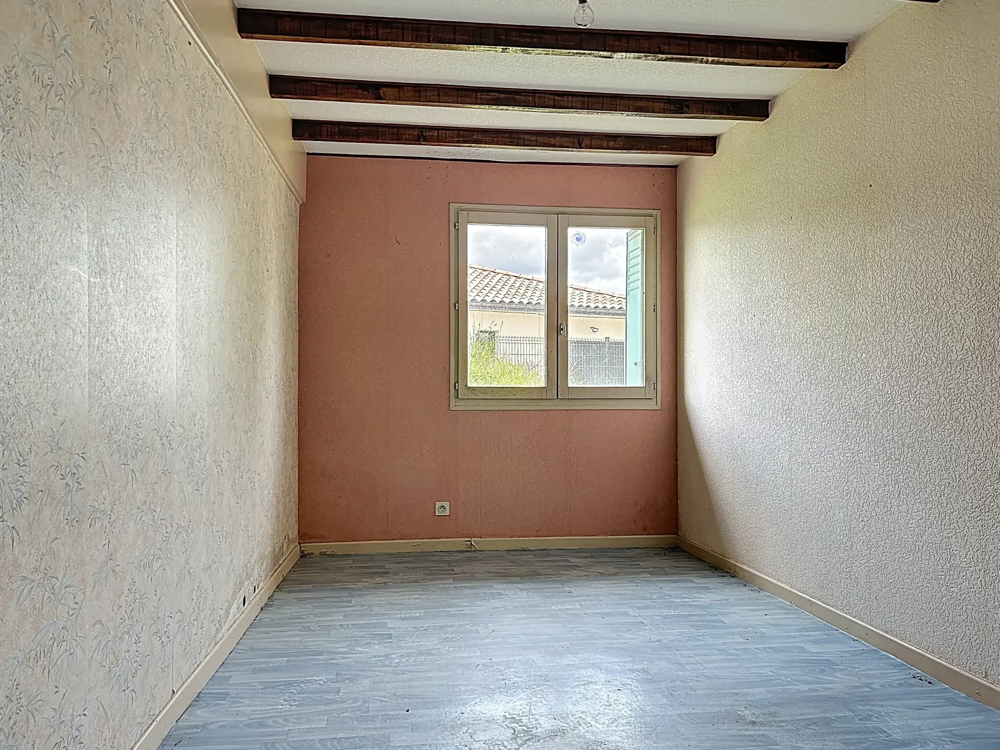 Maison de 155 m2 à rénover à Mogneneins avec généreux potentiel 