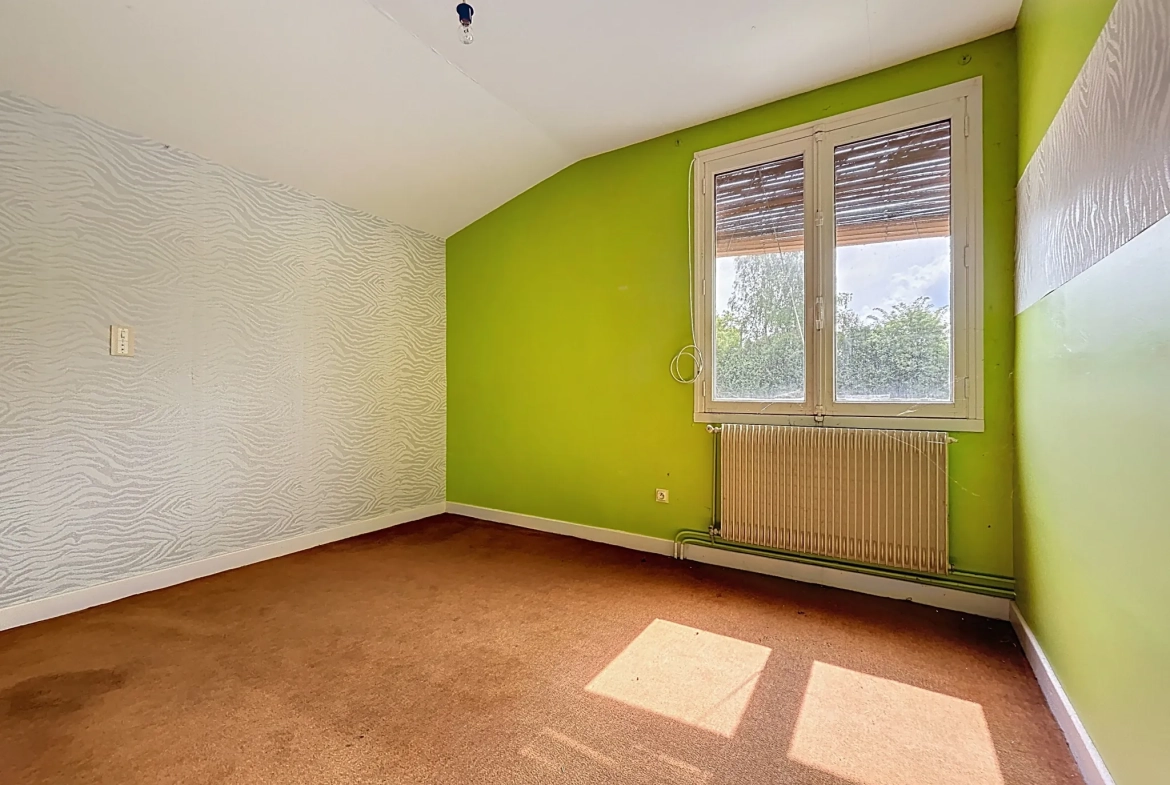 Maison de 155 m2 à rénover à Mogneneins avec généreux potentiel 