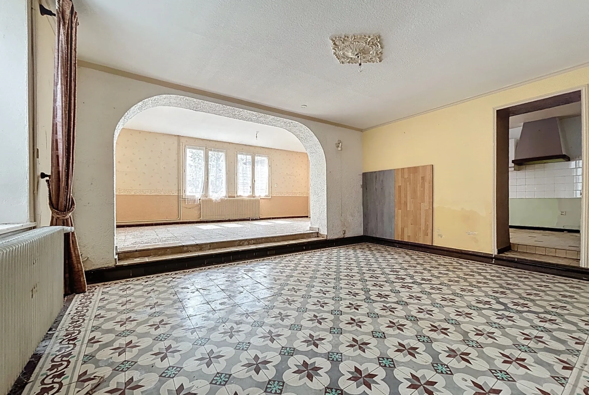 Maison de 155 m2 à rénover à Mogneneins avec généreux potentiel 