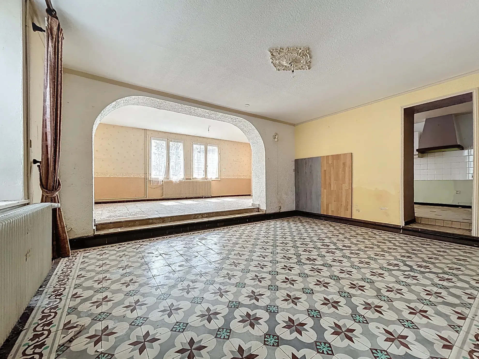 Maison de 155 m2 à rénover à Mogneneins avec généreux potentiel 