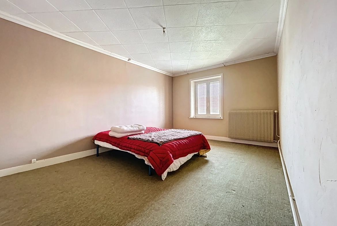 Maison de 155 m2 à rénover à Mogneneins avec généreux potentiel 
