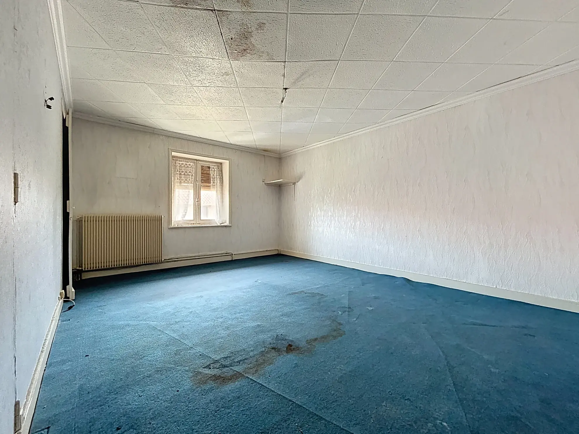 Maison de 155 m2 à rénover à Mogneneins avec généreux potentiel 
