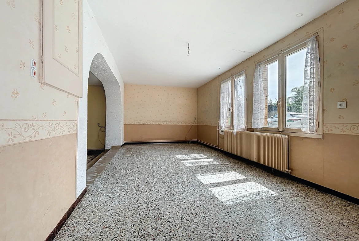 Maison de 155 m2 à rénover à Mogneneins avec généreux potentiel 
