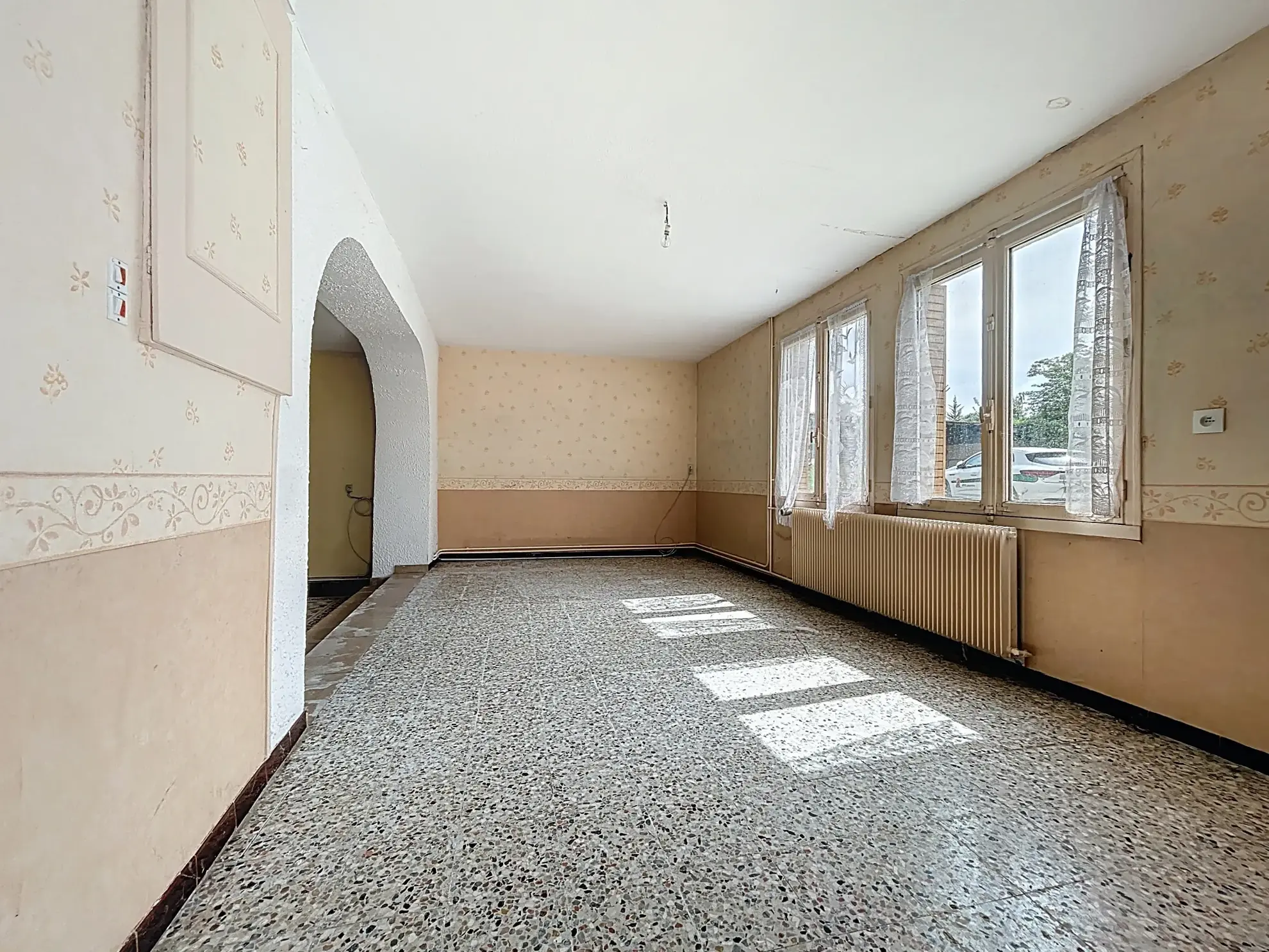 Maison de 155 m2 à rénover à Mogneneins avec généreux potentiel 