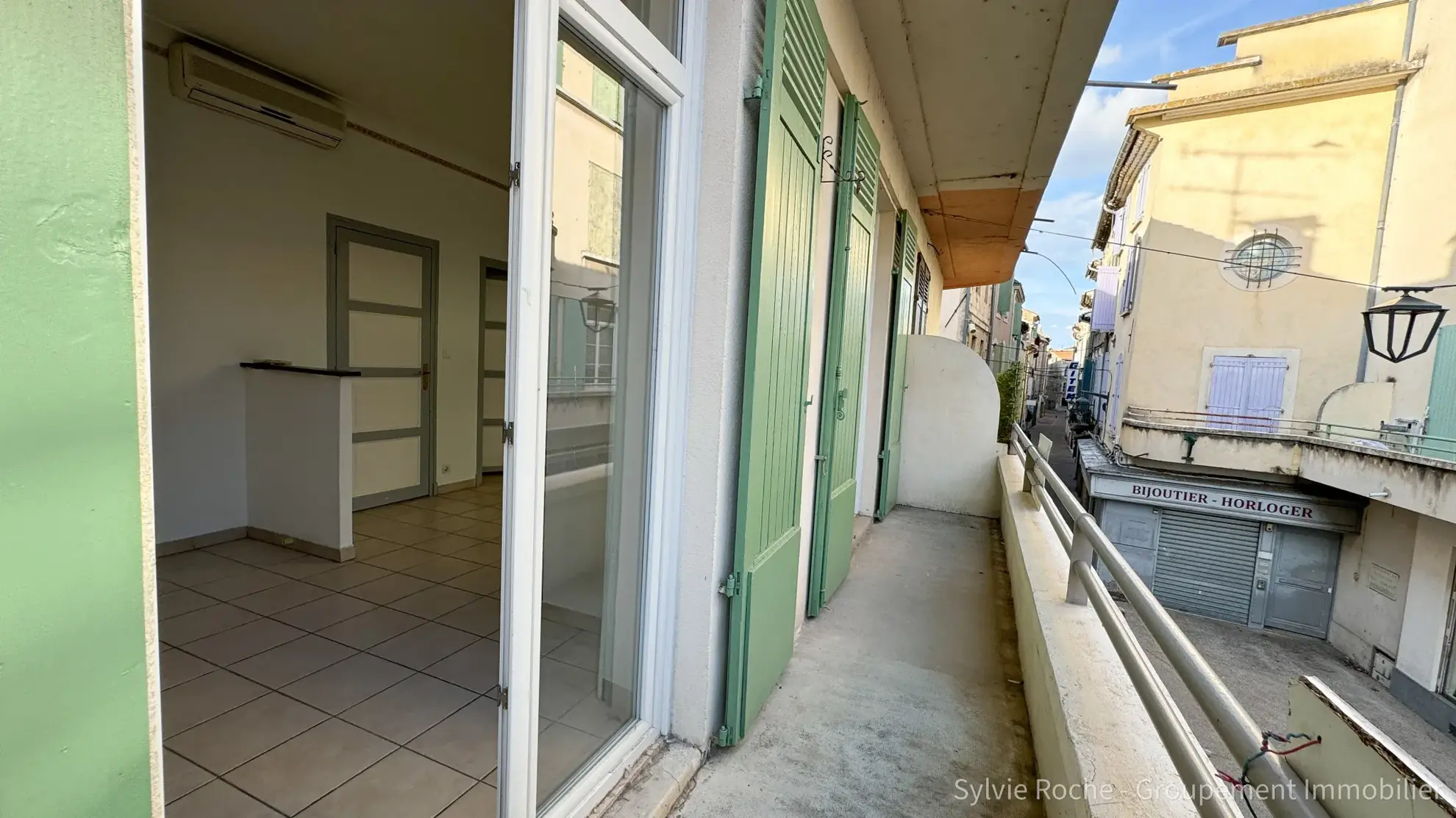 Immeuble de rapport à Pont-Saint-Esprit avec appartements et local commercial 