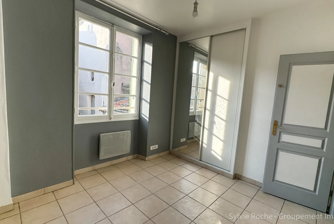 Immeuble de rapport à Pont-Saint-Esprit avec appartements et local commercial 
