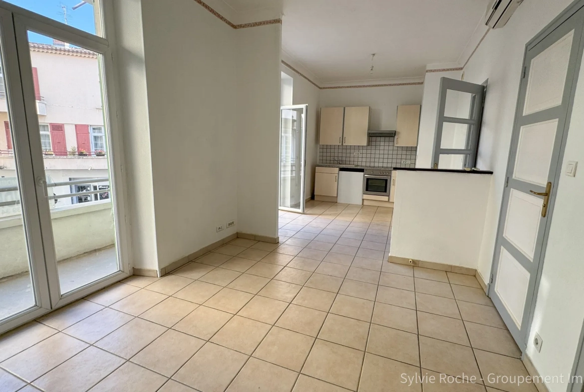Immeuble de rapport à Pont-Saint-Esprit avec appartements et local commercial 