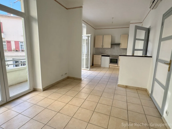 Immeuble de rapport à Pont-Saint-Esprit avec appartements et local commercial