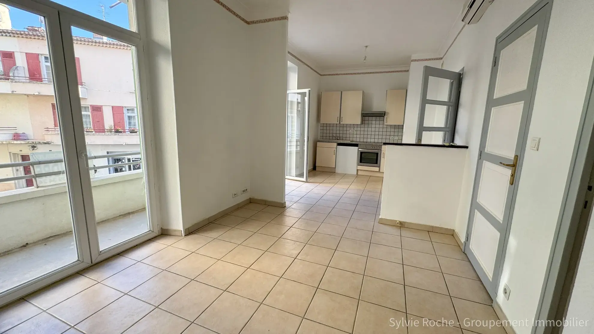 Immeuble de rapport à Pont-Saint-Esprit avec appartements et local commercial 