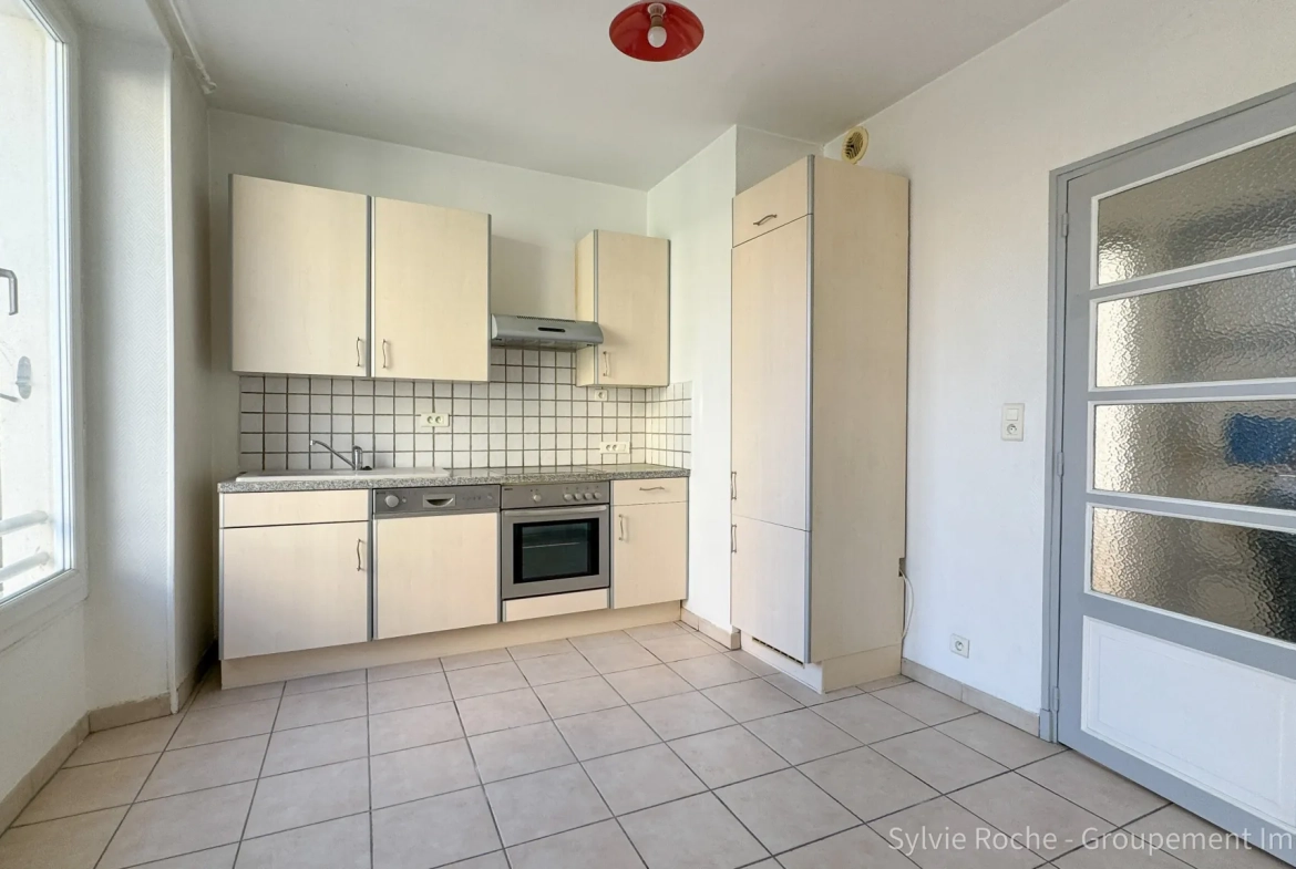 Immeuble de rapport à Pont-Saint-Esprit avec appartements et local commercial 