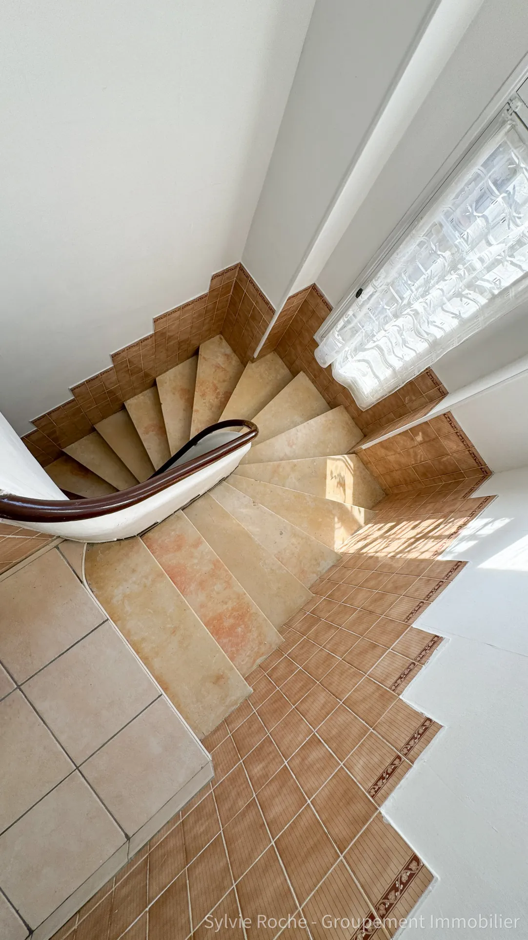 Immeuble de rapport à Pont-Saint-Esprit avec appartements et local commercial 