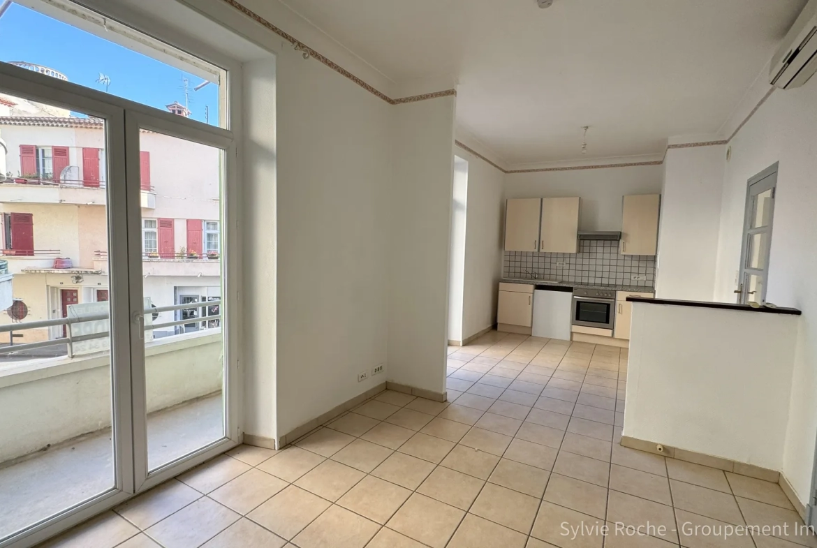 Immeuble de rapport à Pont-Saint-Esprit avec appartements et local commercial 