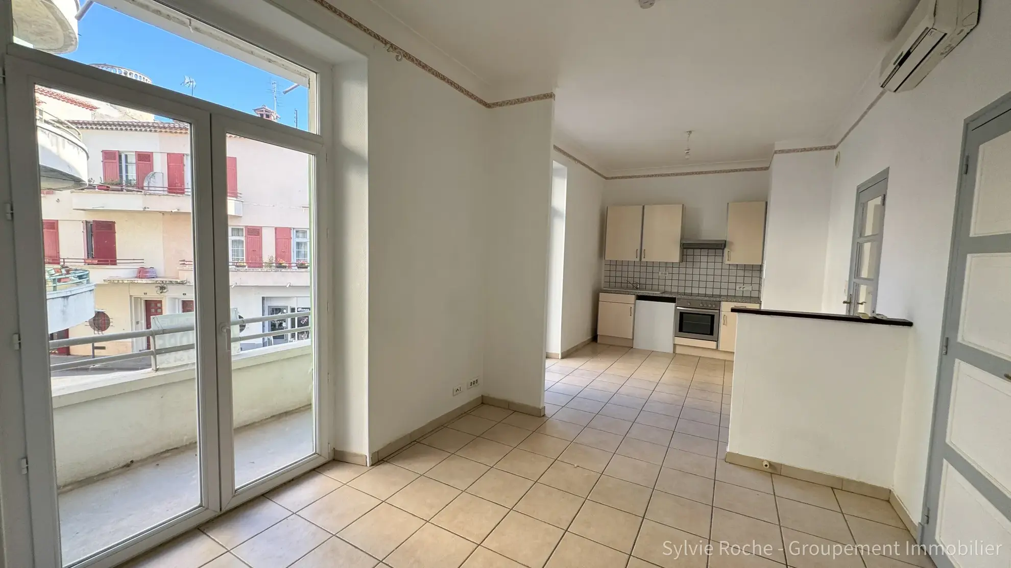 Immeuble de rapport à Pont-Saint-Esprit avec appartements et local commercial 