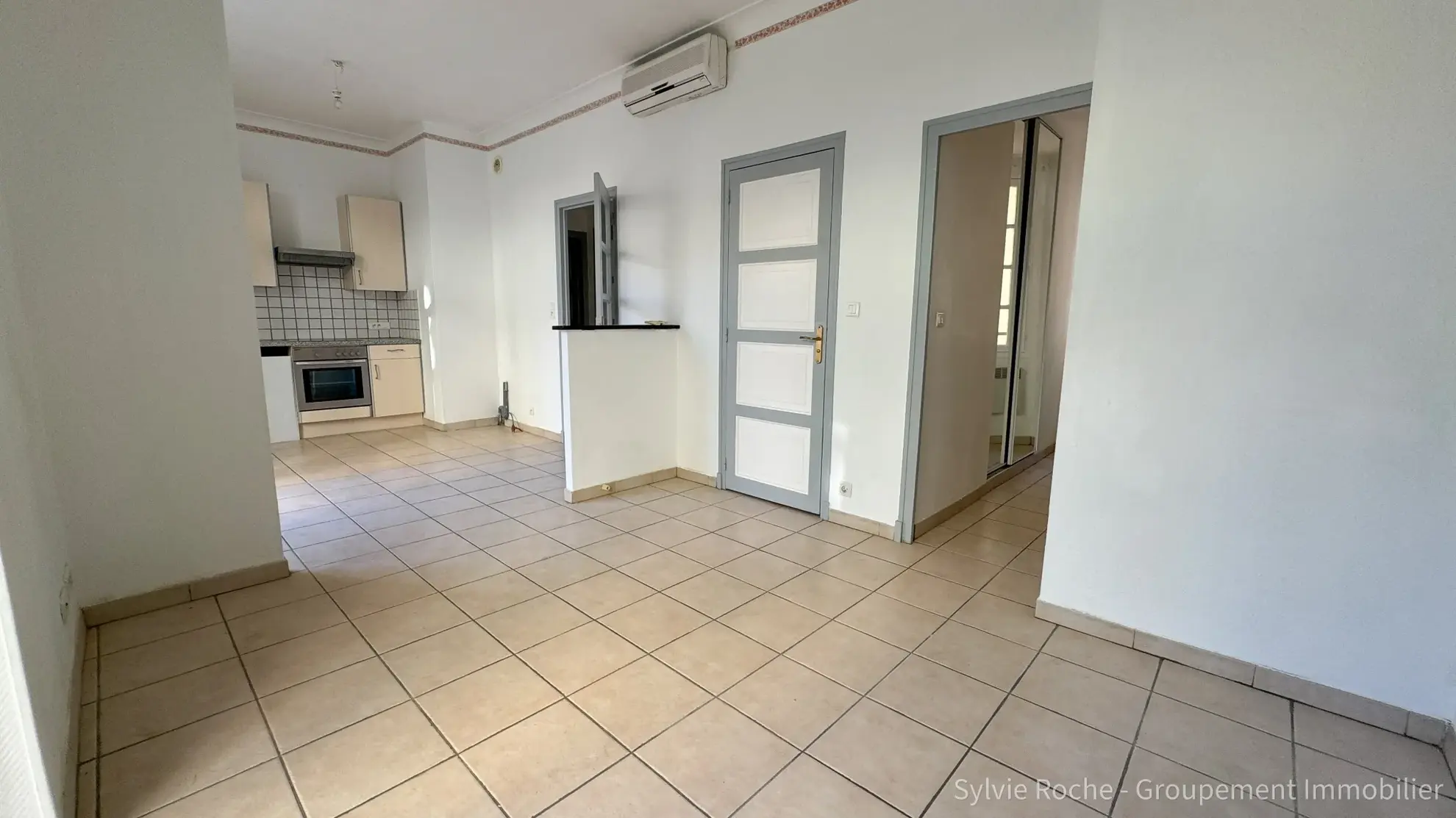 Immeuble de rapport à Pont-Saint-Esprit avec appartements et local commercial 