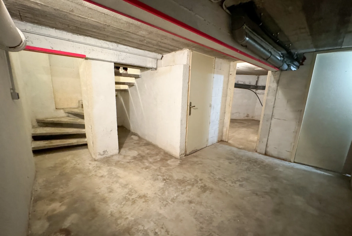 Immeuble de rapport à Pont-Saint-Esprit avec appartements et local commercial 