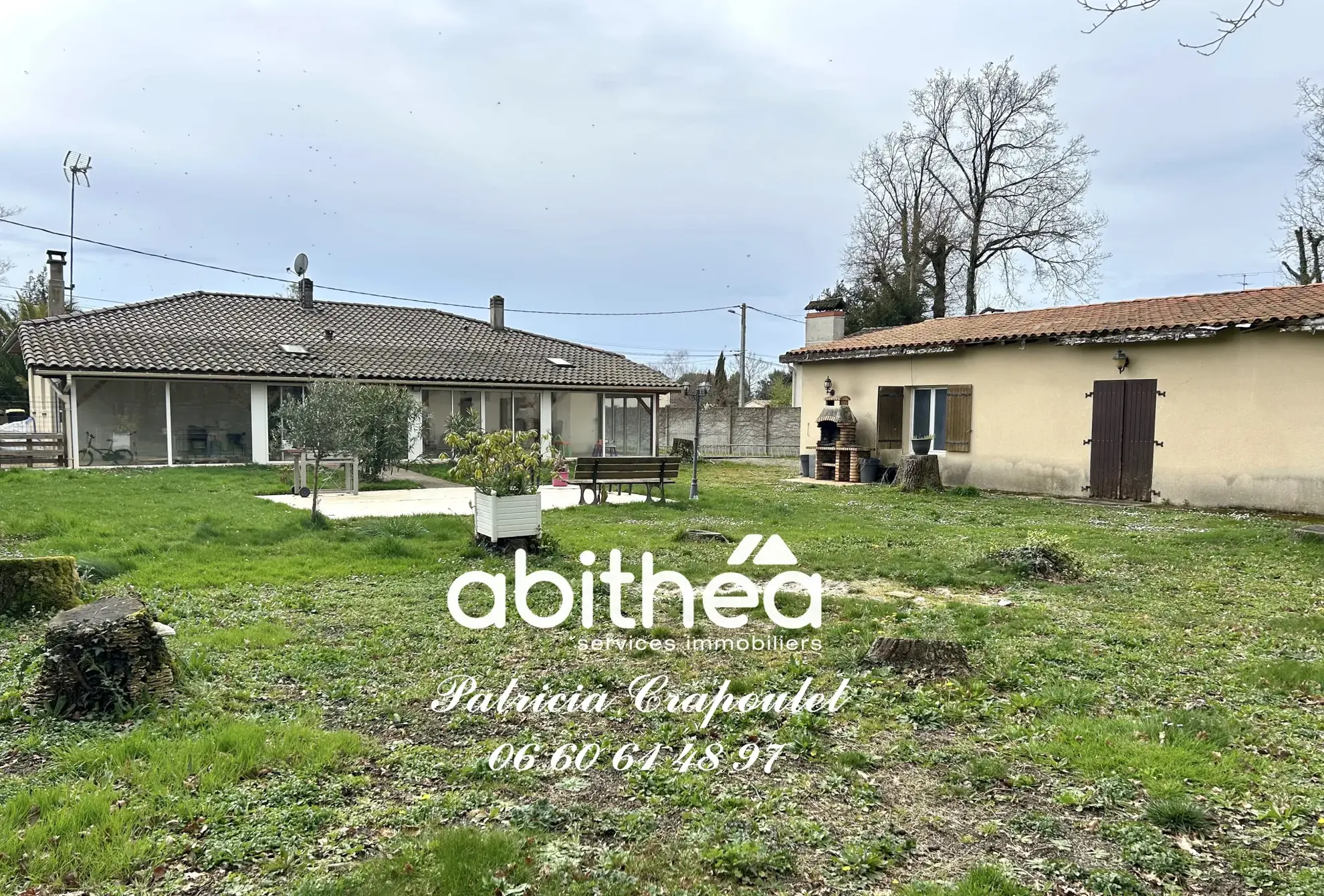 Maison de plain-pied à Puymoyen de 147 m² avec jardin clos et véranda 