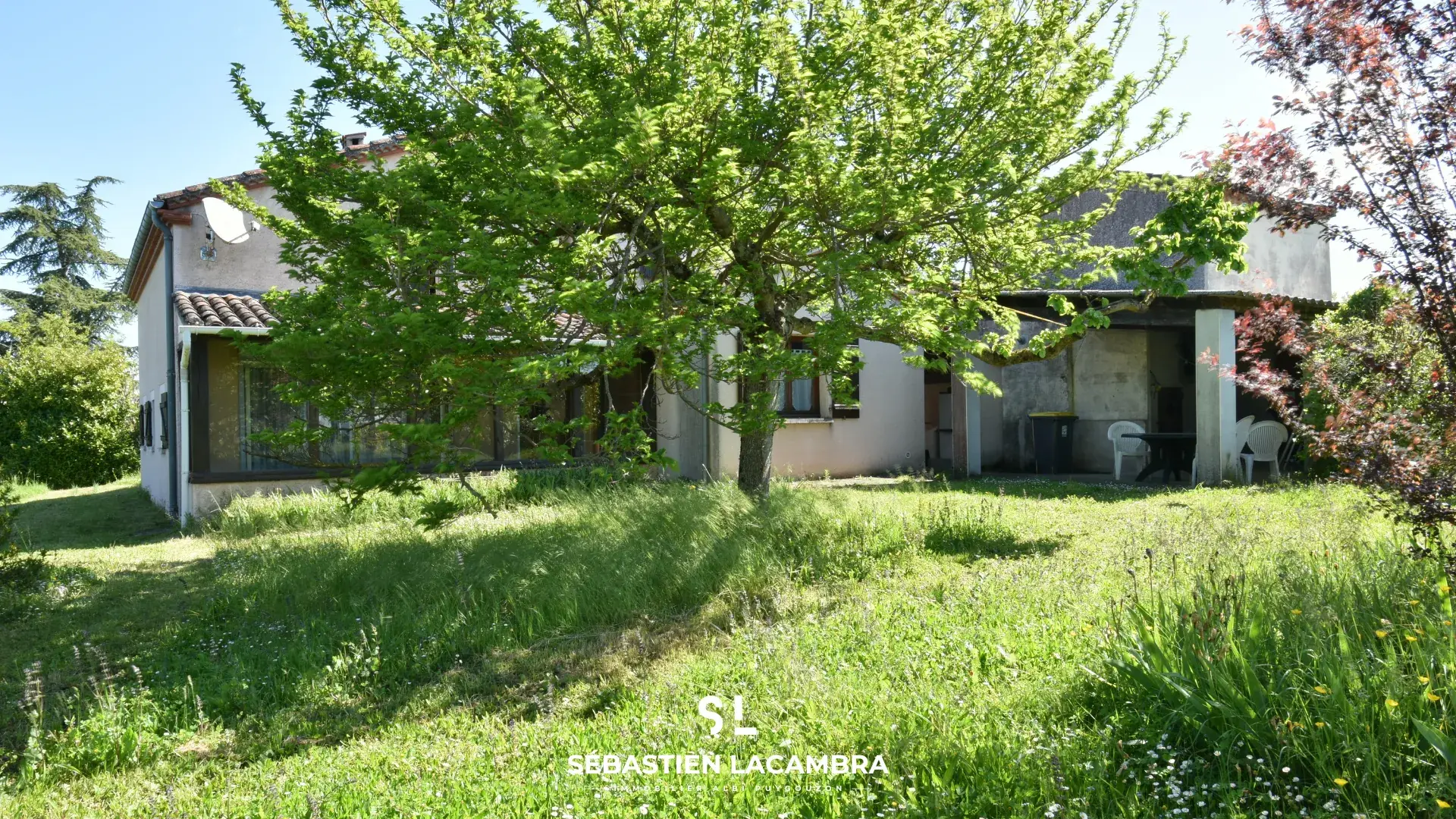 Grande maison ancienne avec terrain et dépendances à Puygouzon proche Albi 