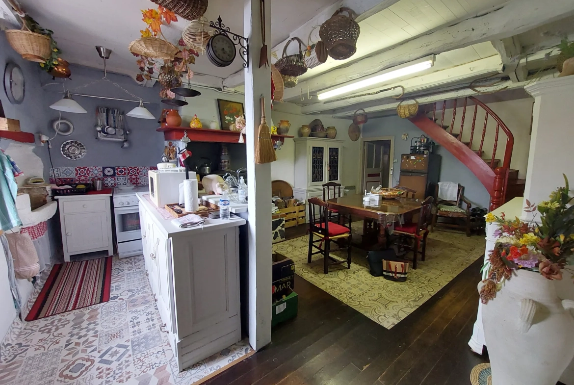 Charmante maison en pierres de 98 m² avec terrasse dans un village du Tarn 