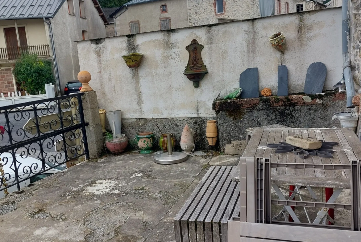Charmante maison en pierres de 98 m² avec terrasse dans un village du Tarn 