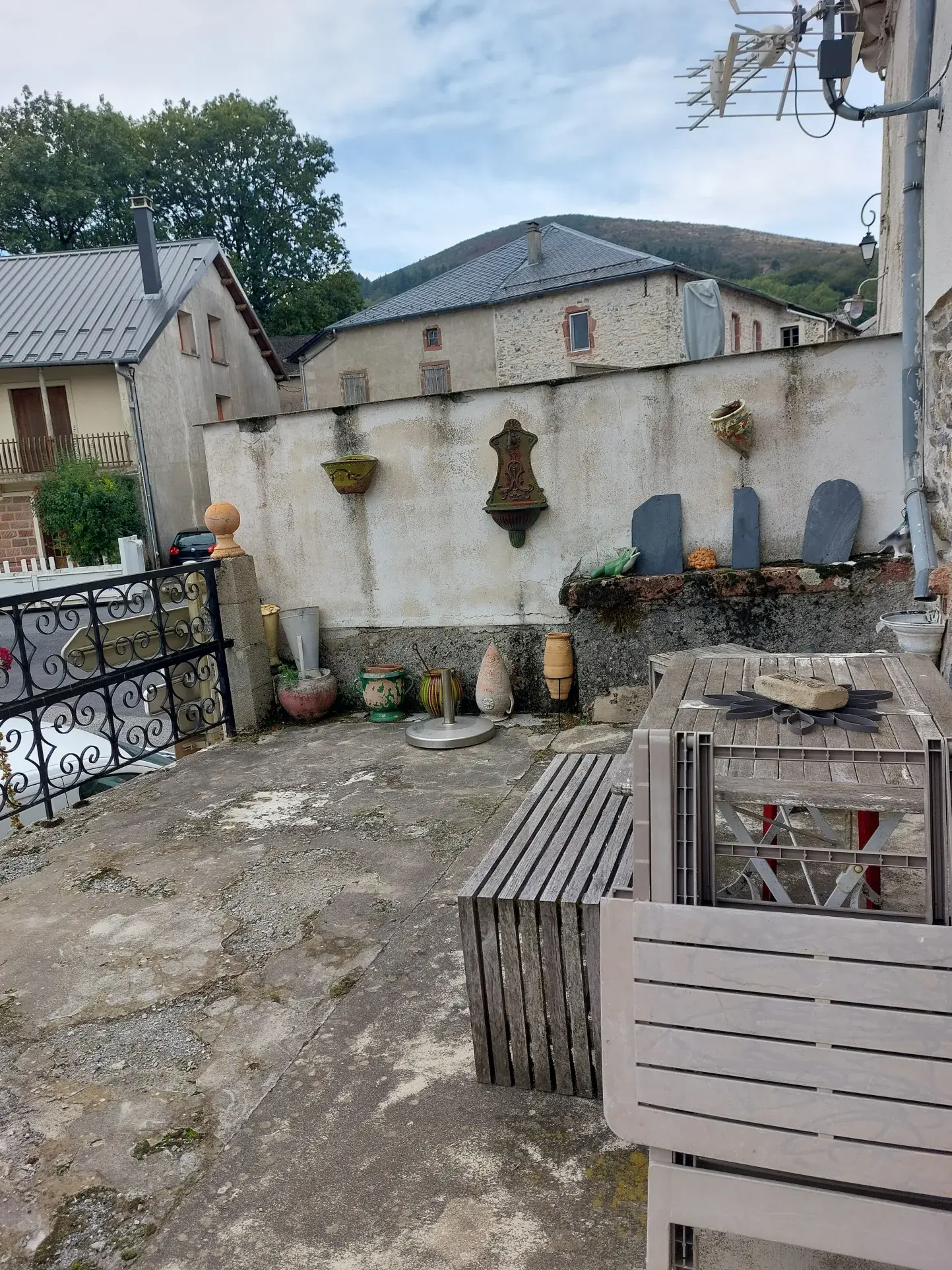 Charmante maison en pierres de 98 m² avec terrasse dans un village du Tarn 