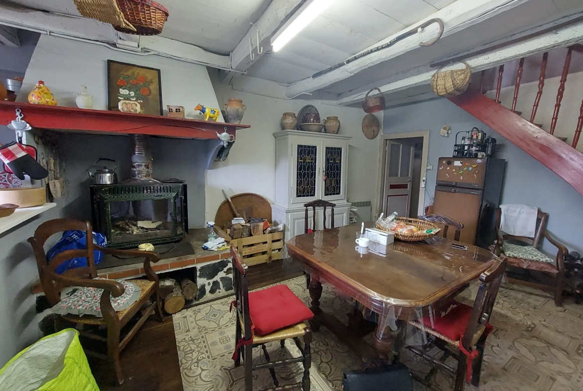 Charmante maison en pierres de 98 m² avec terrasse dans un village du Tarn 