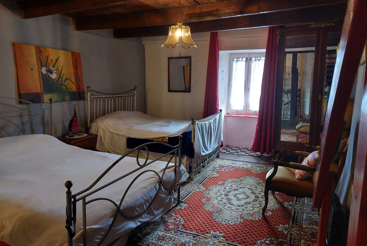 Charmante maison en pierres de 98 m² avec terrasse dans un village du Tarn 