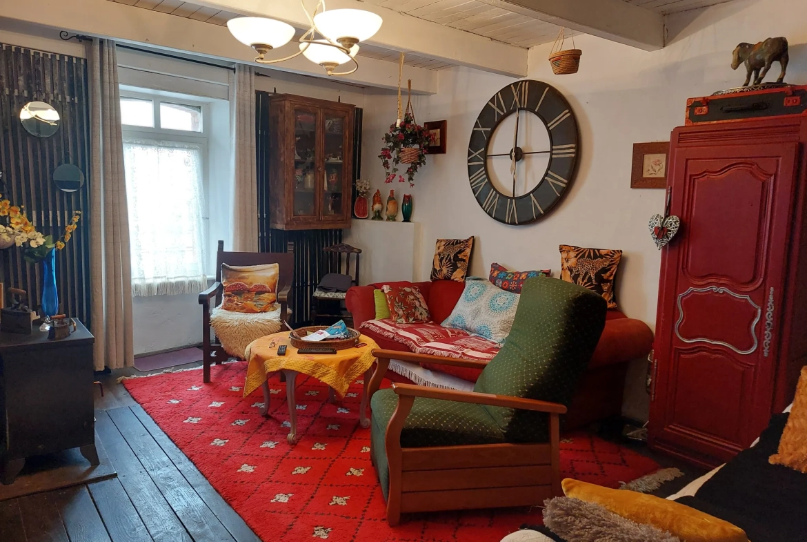 Charmante maison en pierres de 98 m² avec terrasse dans un village du Tarn 
