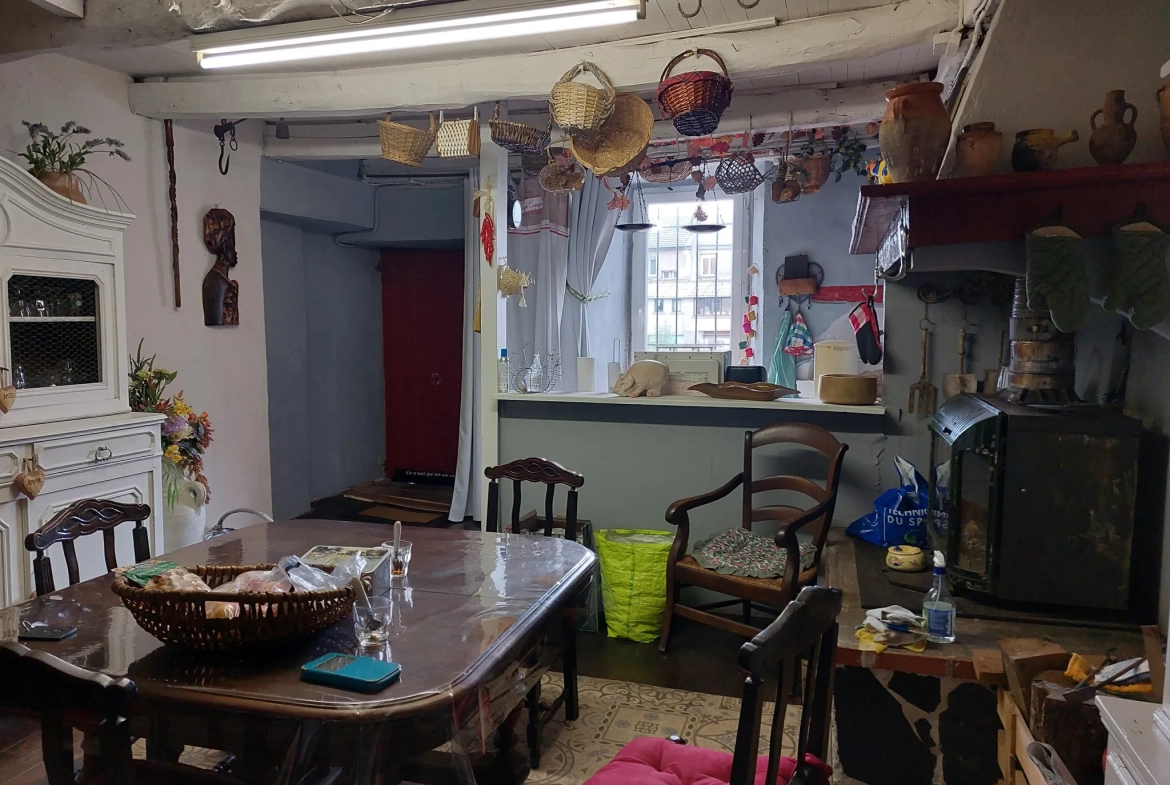 Charmante maison en pierres de 98 m² avec terrasse dans un village du Tarn 