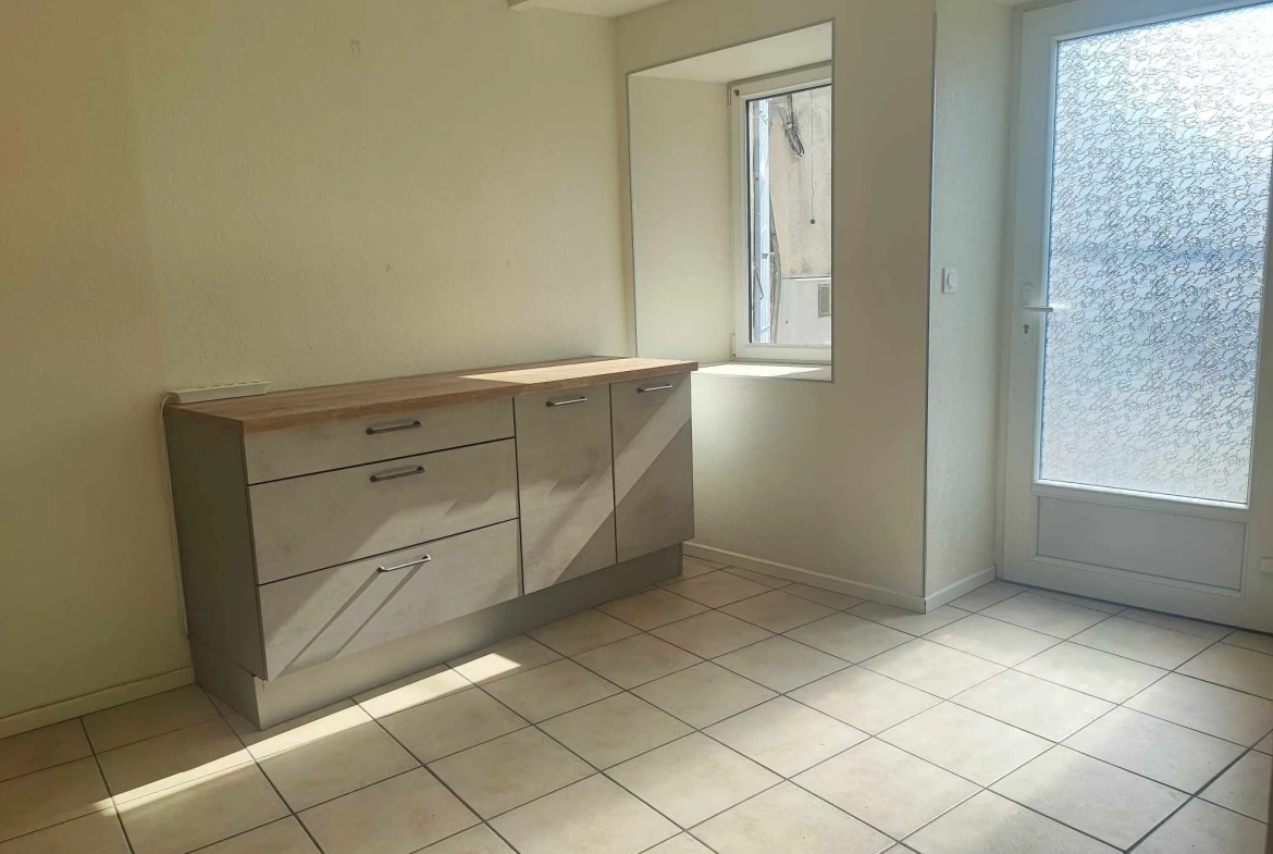 Charmante maison en pierres avec terrasse et grand terrain à Champis 