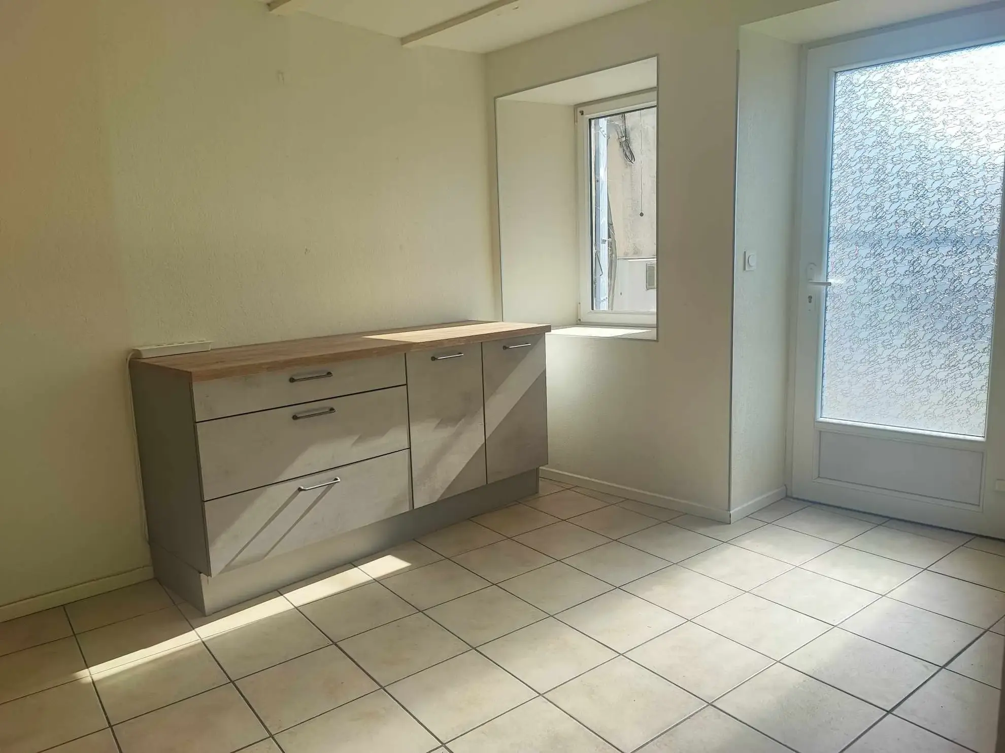 Charmante maison en pierres avec terrasse et grand terrain à Champis 