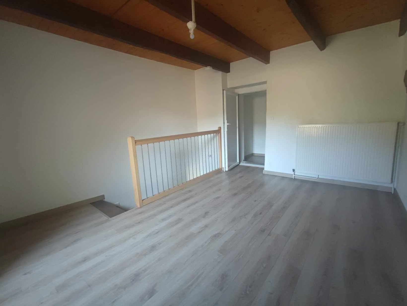 Charmante maison en pierres avec terrasse et grand terrain à Champis 